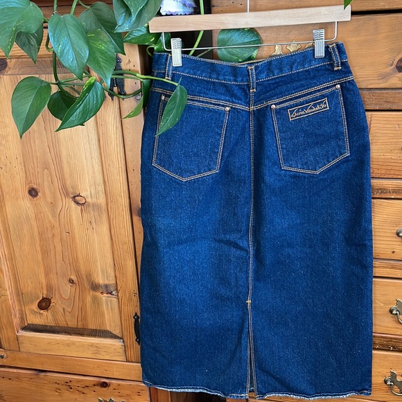Gloria Vanderbilt midcalf dark blue jean skirt with a back slit - Picture 4 of 14
